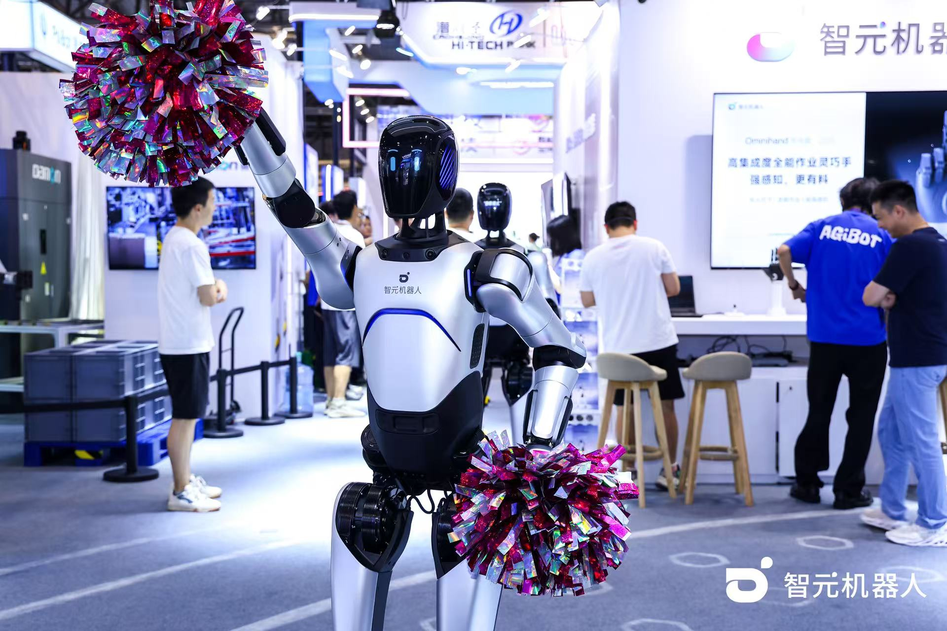 今年会机器人 WAIC 首日展台火爆，机器...